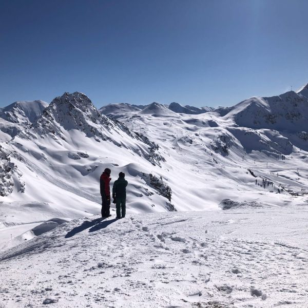 Panorama und Skifahrer