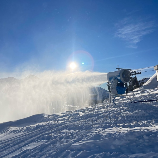 Beschneiung durch Schneekanone