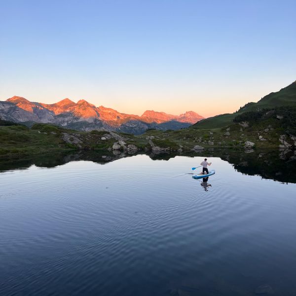 Stand-up-Paddle im Sonnenuntergang