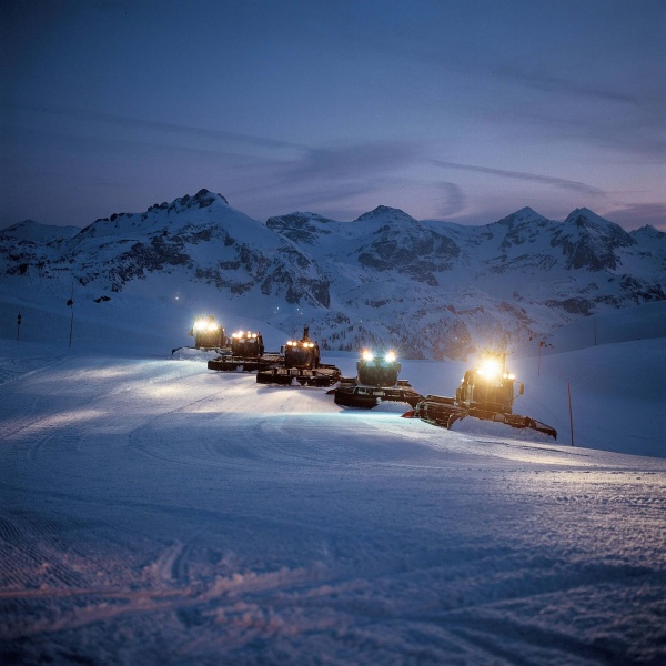 Pistenraupen in der Nacht