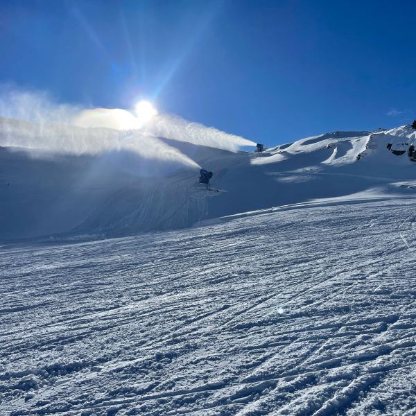 Beschneiung mithilfe von Schneekanonen